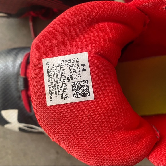 Under Armour Football Cleats - Boys size 6Y - Picture 4 of 4